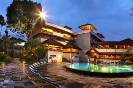 Hôtel à Periyar : Elephant Court piscine